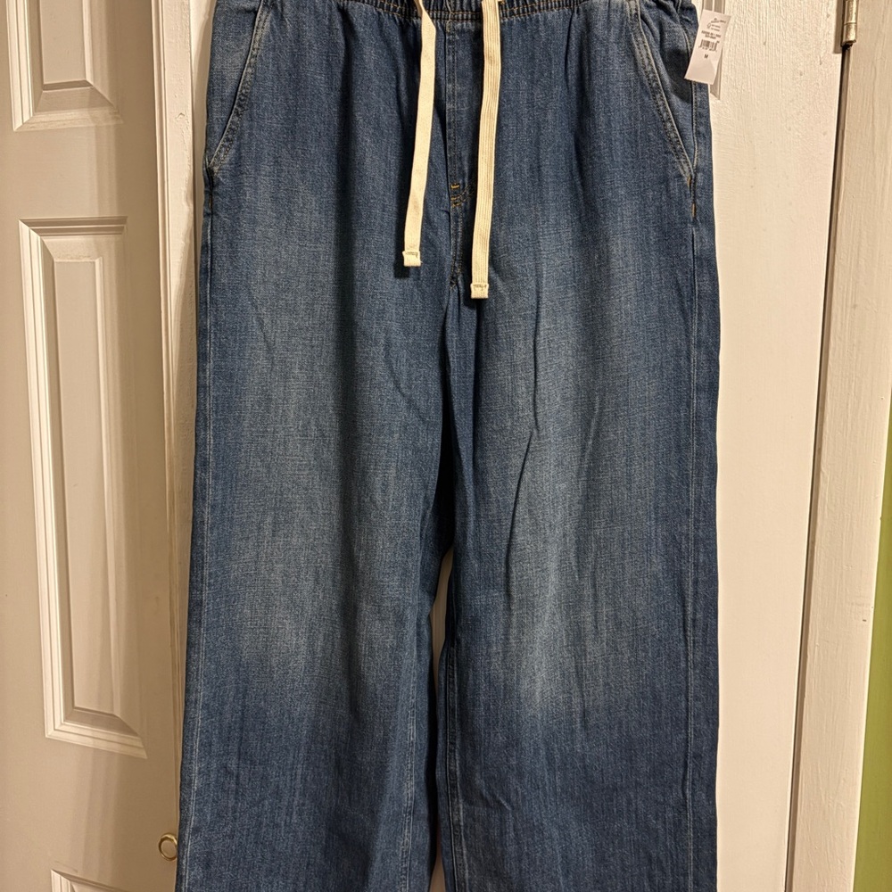 GAP Men's Relaxed Drawstring Jeans in Medium Blue with Cream Tie